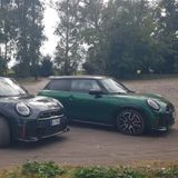 MINI John Cooper Works vs MINI John Cooper Works Cabrio - Due anime della stessa sportività