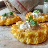 Nidi di patate ripieni: l'antipasto sfizioso e bellissimo da vedere che conquista tutti al primo morso
