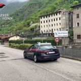 Tenta di strangolare l’anziana che assiste usando un cavo elettrico: arrestata badante