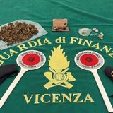 “Trittico” di cocaina, hashish e marijuana tra auto e abitazione. Guai “stupefacenti per due