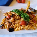 Fusilli estivi con persico e melanzane