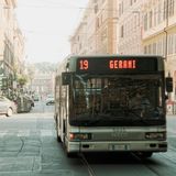 #547 Arrivano i dottori degli autobus, "La prego Prof mi bocci", la burocrazia vive di notte e altre storie di Roma