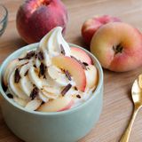 FROZEN YOGURT ALLE PESCHE SENZA GELATIERA: RICETTA CREMOSA E LIGHT