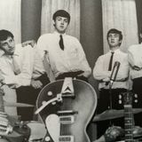 1.32.- George Martín, Ringo Starr y trajes de cabaret.