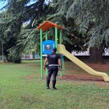 Spaccio al parco giochi, hashish nascosta nel calzino e gettata alla vista degli agenti