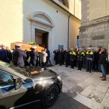 Folla e lacrime per l’addio a Diego Castelli: “Grazie papà per esserci sempre stato”