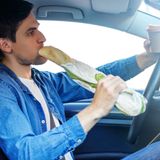 Prowadząc auto można pić, jeść lub palić papierosa?