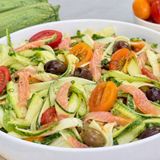 Insalata di zucchine crude con salmone pomodorini e olive