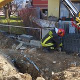 Tubatura del gas danneggiata durante i lavori sul marciapiede. Accorrono i pompieri