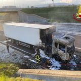Fiamme e fumo nel rimorchio, strage di pulcini: in salvo l’autista