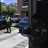 Continúa asedio a embajada mexicana