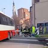 Pullman Svt bloccato sul passaggio a livello. Linea Vicenza-Schio in tilt. VIDEO