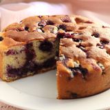 Torta ai mirtilli in microonde, soffice e pronta in 15 minuti