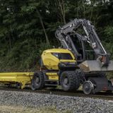 Ascolta la news sul nuovo escavatore strada-ferrovia 216MRail di Mecalac