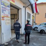 Dormivano nell’autolavaggio in condizioni precarie: attività sospesa per un 20enne egiziano