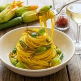 Spaghetti allo zafferano e fiori di zucchina: il primo piatto estivo elegante e facilissimo