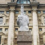 L.O.V.E. di Maurizio Cattelan - Statua provocatoria o di consapevolezza?