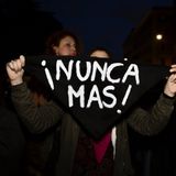 #727 Come si parla di un femminicidio, guerrilla marketing sul revenge porn, la Tari, le edicole e altre storie di Roma
