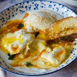 Uova alla turca con yogurt alle erbe (Çılbır)