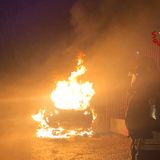 Auto lasciata in sosta da ore prende fuoco sulla Statale 47. Sul posto pompieri e Carabineri