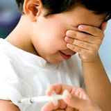 Bambini malati dopo il vaccino, sinistra in tilt