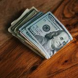 Cash stuffing: la rivincita della banconota nell’economia moderna