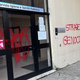 Scritte No Vax sui muri della sede vaccinale, condanna unanime: “basta fomentare odio”