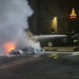 Paura per l’incendio di un gruppo di bici e motorini: fiamme domate dai pompieri