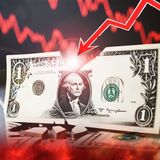 ¿POR QUÉ SE ESTÁ DESPLOMANDO EL DÓLAR? ¿CÓMO PUEDE AFECTAR A TU BOLSILLO?