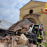 Camion fuori strada a Polegge: abbattuto il portico di una chiesetta, due feriti