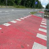 Czerwona nawierzchnia jezdni