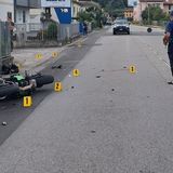 Motocicletta urta un muretto e collide con un’auto: 24enne grave dopo lo schianto