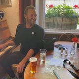 Chris Martin: in un pub di Bath, il frontman dei Coldplay, sedendosi al piano, ha dedicato un suo brano ad una coppia di fan e futuri sposi.