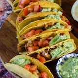 Tacos di pollo e peperoni con salsa all'avocado