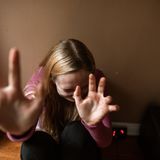 La violenza sessuale subita da una 17enne, l’omertà della famiglia, la fuga dello zio violentatore