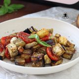 Melanzane e pomodorini in friggitrice ad aria