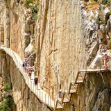 Il cammino del re sospeso tra cielo e roccia