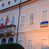 No ai simboli di parte: “Siamo contro ogni guerra”. In municipio la bandiera della pace