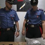 Sorpreso con mezzo chilo di marijuana, tenta la fuga spintonando i Carabinieri