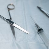 Gestione clinica e procedurale della rimozione dei punti di sutura metallici