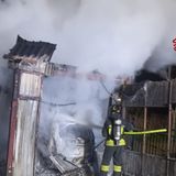 Baracca in lamiera avvolta dalle fiamme nella notte. Distrutte un’auto e una bicicletta