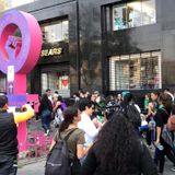 Protesta de mujeres vandaliza autos de La Prensa