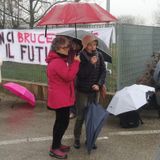 “Non ci brucerete il futuro”. Ieri il sit-in sotto la pioggia e di fronte ai cancelli di Ava