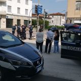 Schianto moto su auto: in due rimangono a terra, 59enne in condizioni critiche