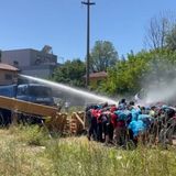 Sgombero dei No Tav con gli idranti della Polizia di Stato. Tensione al bosco Ca’ Alte