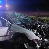 Auto vola su una recinzione e un tetto nella notte: feriti tre giovani