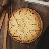 Crostata geometrica con frangipane alla nocciola