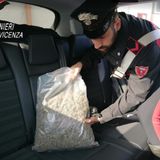 Mercedes sospetta, controllo sui tre “agitati”: spuntano fuori cocaina e un kg di marijuana