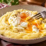 Purè di patate con uovo alla coque: il piatto cremoso che sa di casa