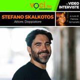 L'attore e doppiatore STEFANO SKALKOTOS su VOCI.fm - clicca PLAY e ascolta l'intervista